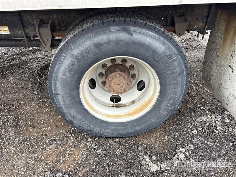 Hino 268 شاحنات ذات هيكل صندوقي