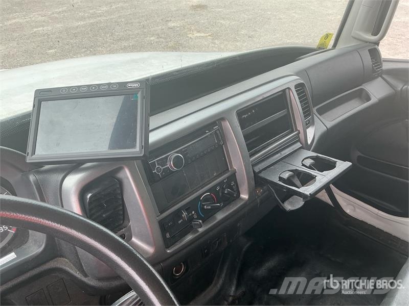 Hino 268 貨箱式卡車