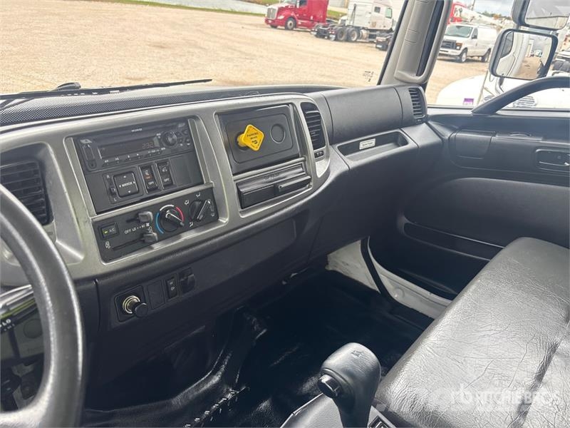 Hino 268 شاحنات ذات هيكل صندوقي