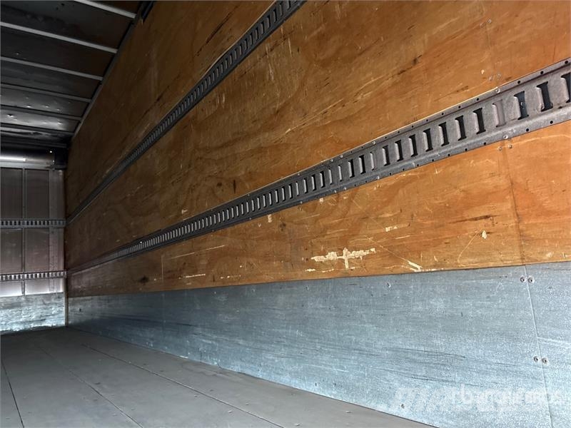 Hino 268 شاحنات ذات هيكل صندوقي