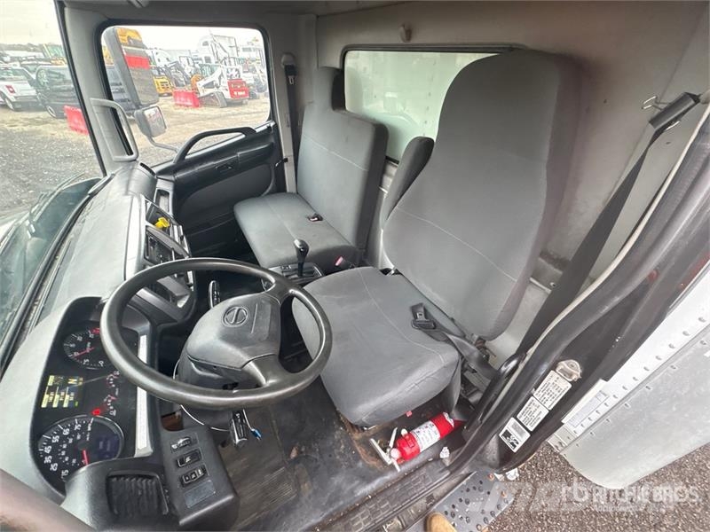 Hino 268 شاحنات ذات هيكل صندوقي