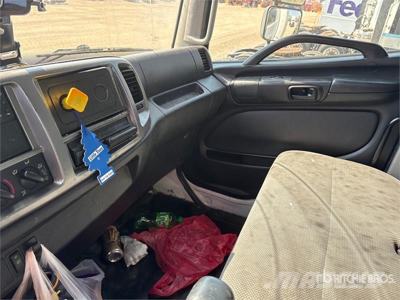 Hino 268 貨箱式卡車