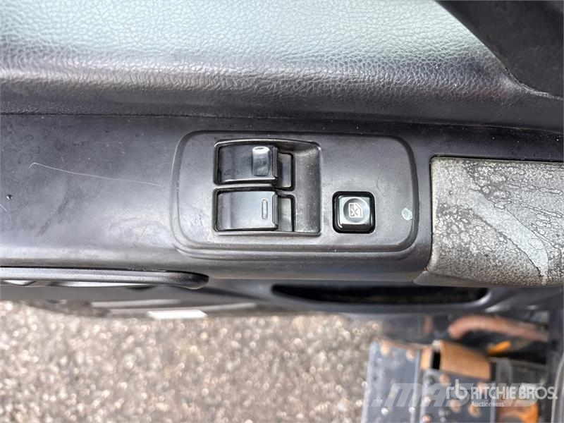 Hino 268 شاحنات ذات هيكل صندوقي