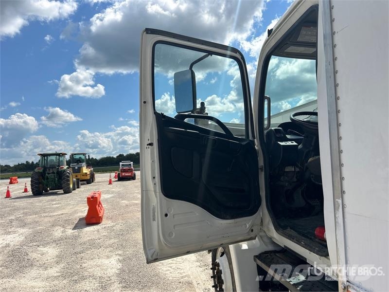 Hino 268 شاحنات ذات هيكل صندوقي