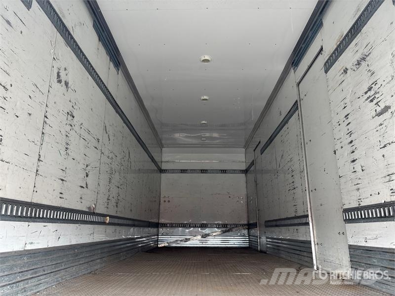 Hino 268 شاحنات ذات هيكل صندوقي