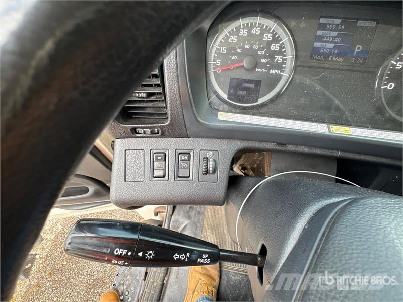 Hino 268 شاحنات ذات هيكل صندوقي