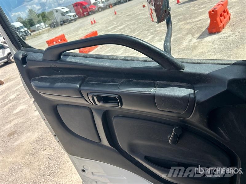 Hino 268 شاحنات ذات هيكل صندوقي