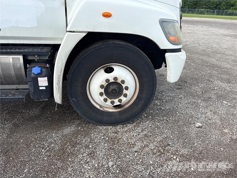 Hino 268 شاحنات ذات هيكل صندوقي