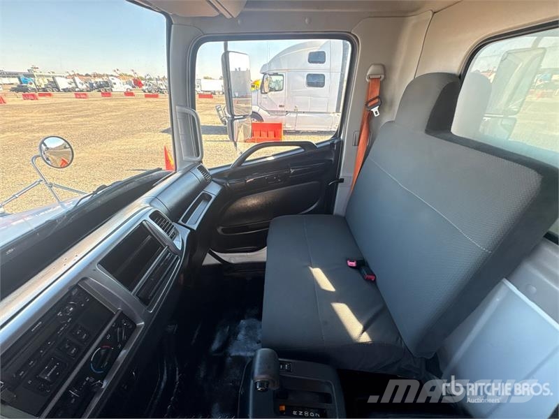 Hino 268 Грузовики-Фургоны