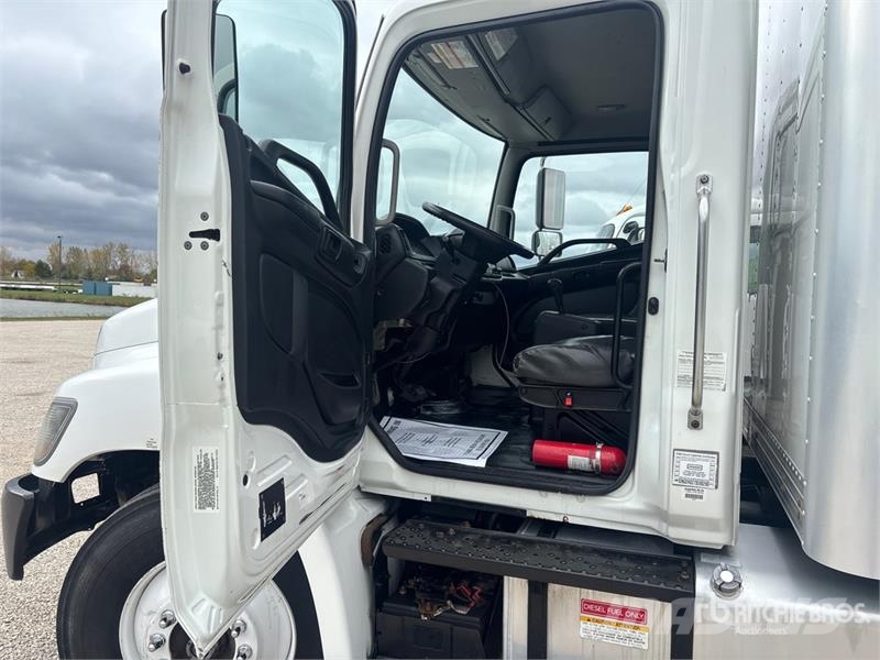 Hino 268 شاحنات ذات هيكل صندوقي
