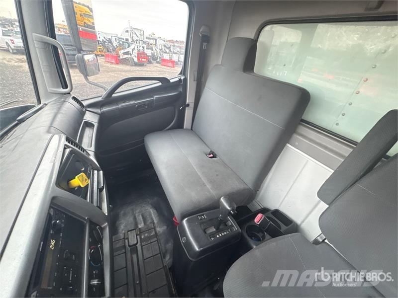 Hino 268 شاحنات ذات هيكل صندوقي