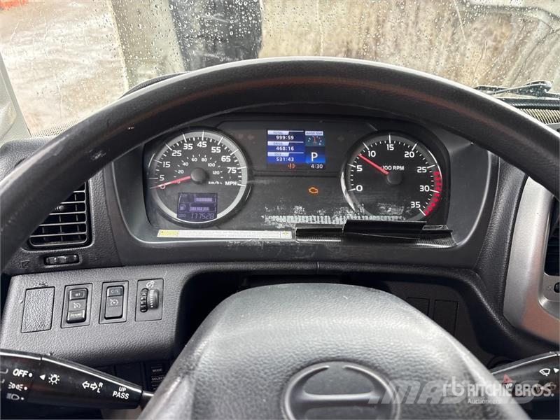 Hino 268 شاحنات ذات هيكل صندوقي