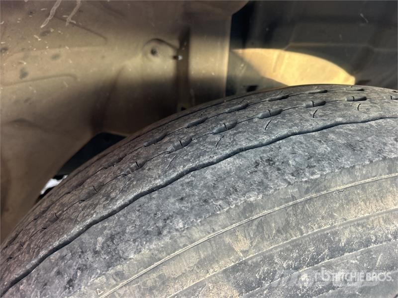 Hino 268 شاحنات ذات هيكل صندوقي