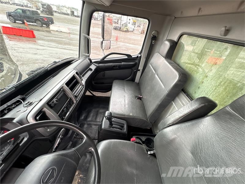 Hino 268 شاحنات ذات هيكل صندوقي