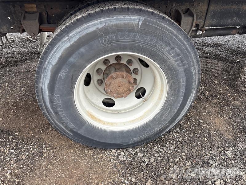 Hino 268 شاحنات ذات هيكل صندوقي