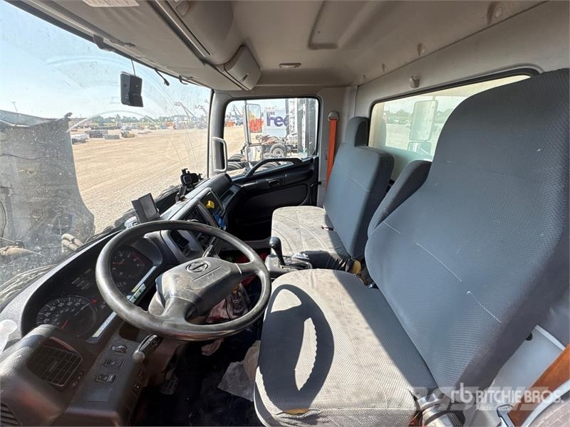 Hino 268 貨箱式卡車