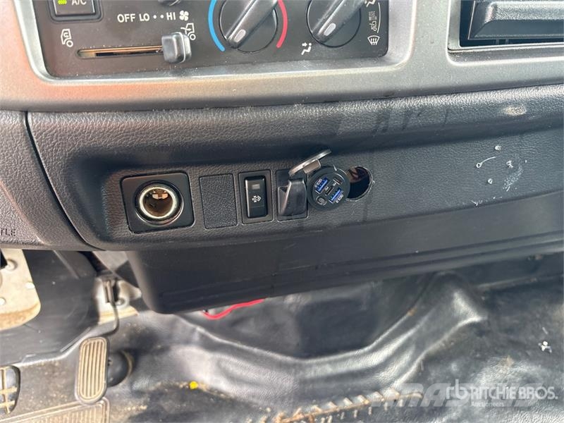 Hino 268 شاحنات ذات هيكل صندوقي