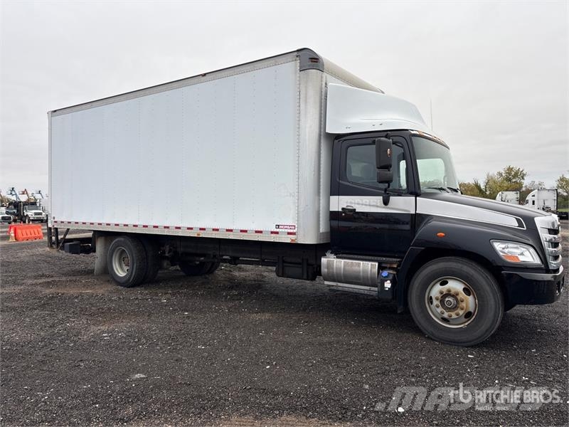 Hino 268 شاحنات ذات هيكل صندوقي