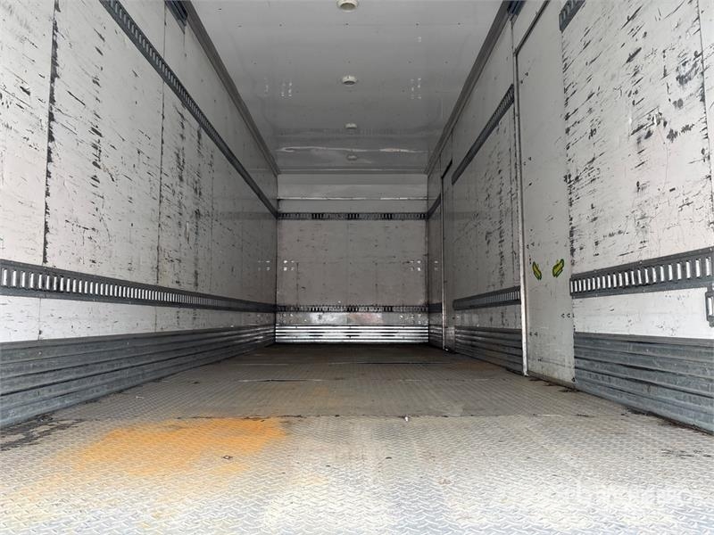 Hino 268 شاحنات ذات هيكل صندوقي