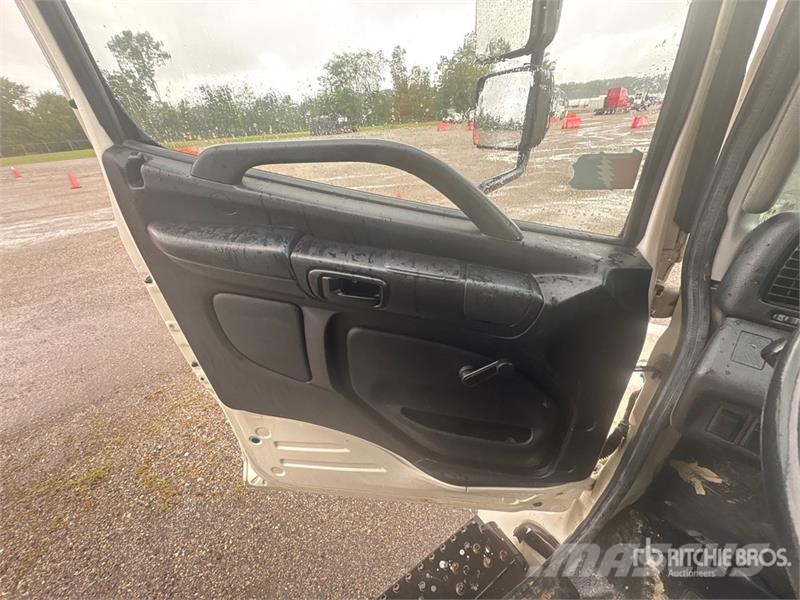 Hino 268 شاحنات ذات هيكل صندوقي