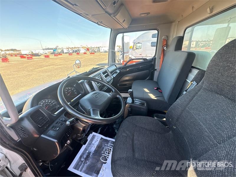 Hino 268 Грузовики-Фургоны