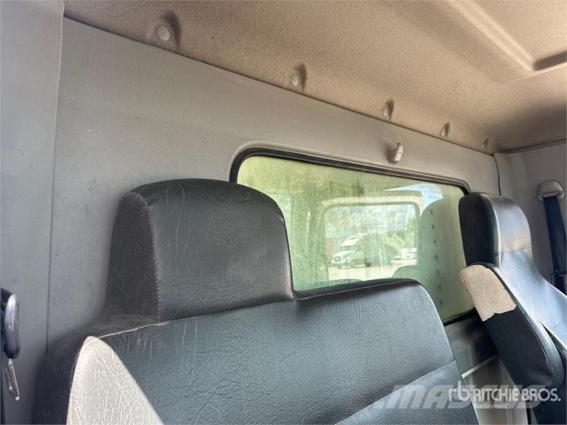 Hino 268 شاحنات ذات هيكل صندوقي