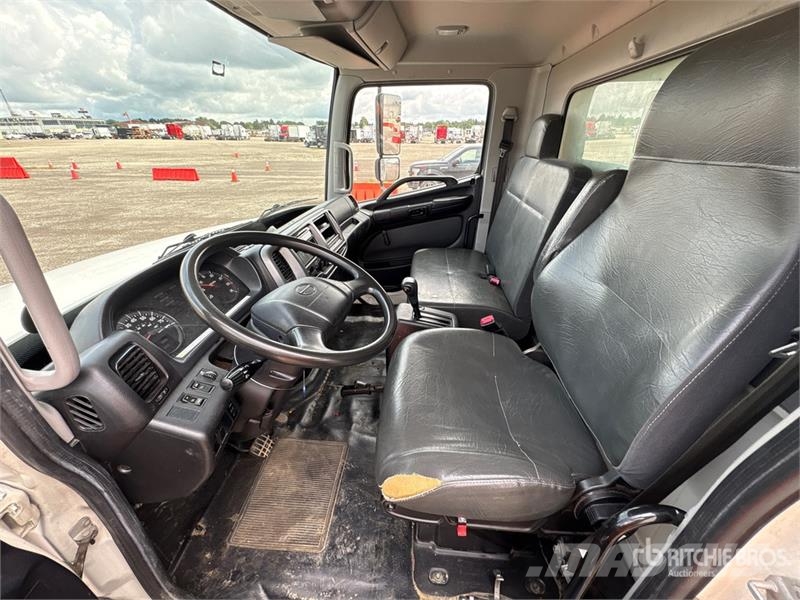 Hino 268 شاحنات ذات هيكل صندوقي