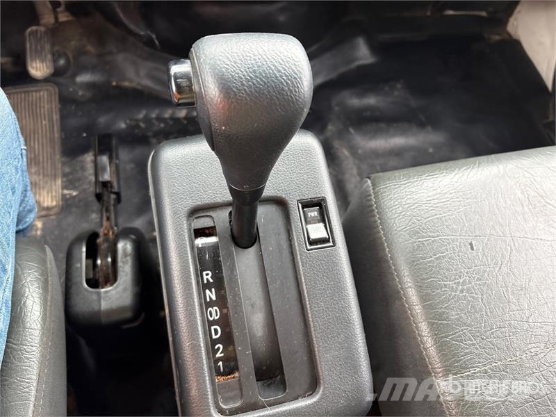 Hino 268 شاحنات ذات هيكل صندوقي