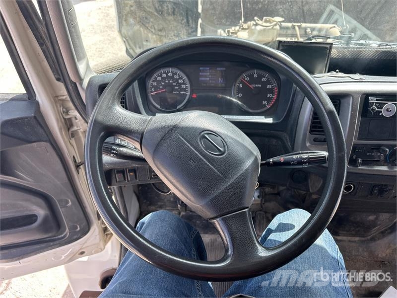 Hino 268 شاحنات ذات هيكل صندوقي