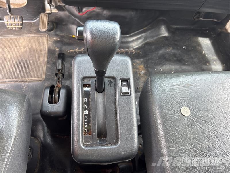 Hino 268 شاحنات ذات هيكل صندوقي