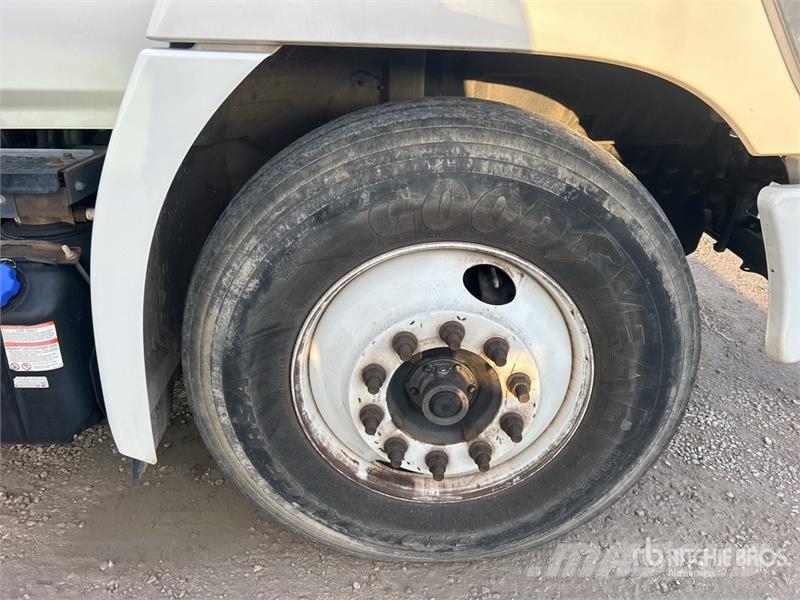 Hino 268 شاحنات ذات هيكل صندوقي