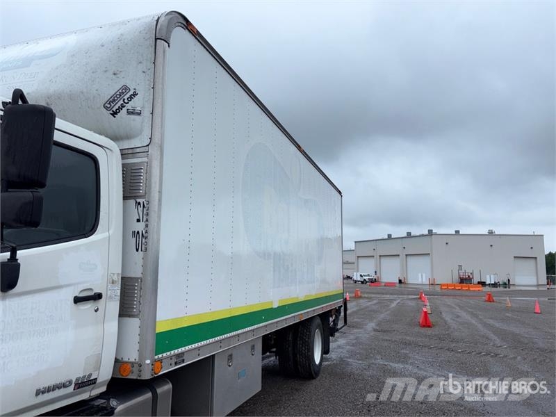 Hino 268 شاحنات ذات هيكل صندوقي