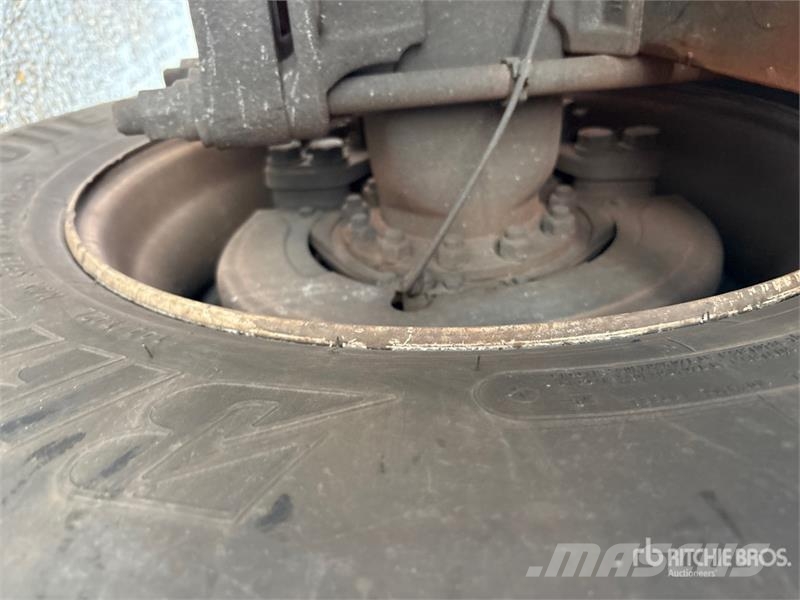 Hino 268 شاحنات ذات هيكل صندوقي