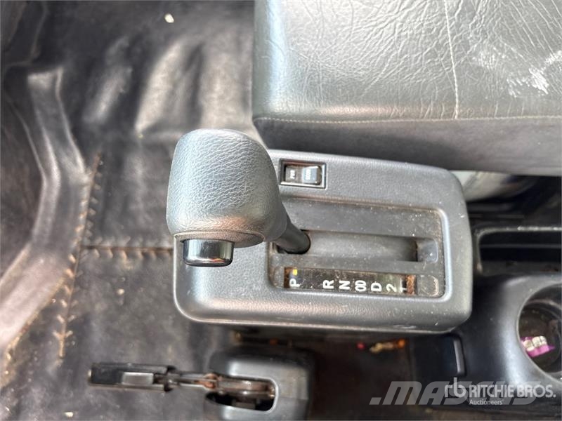 Hino 268 شاحنات ذات هيكل صندوقي