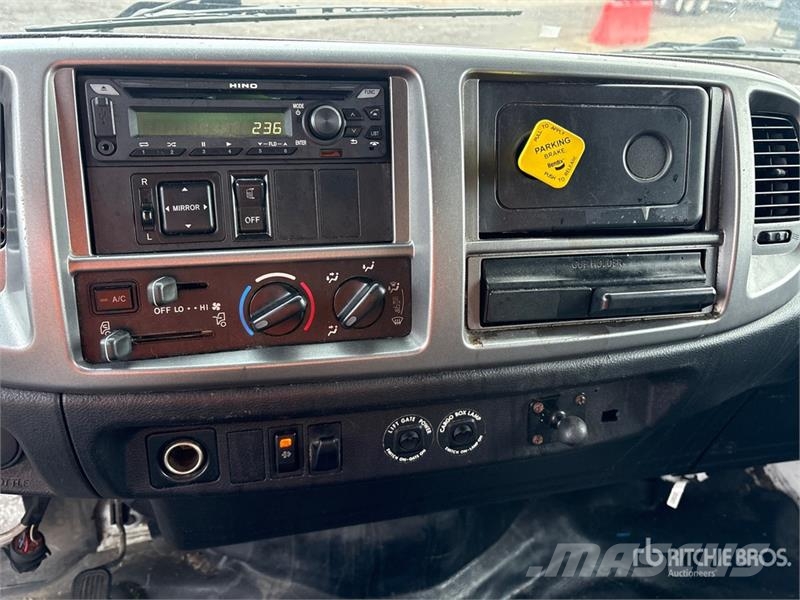Hino 268 شاحنات ذات هيكل صندوقي