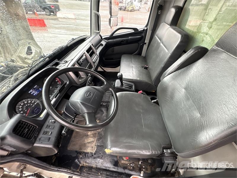 Hino 268 شاحنات ذات هيكل صندوقي