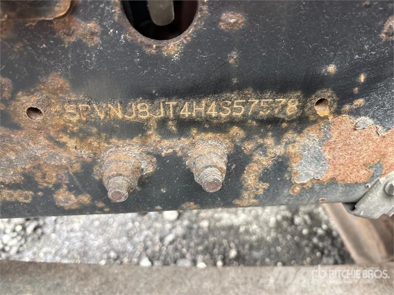 Hino 268 شاحنات ذات هيكل صندوقي