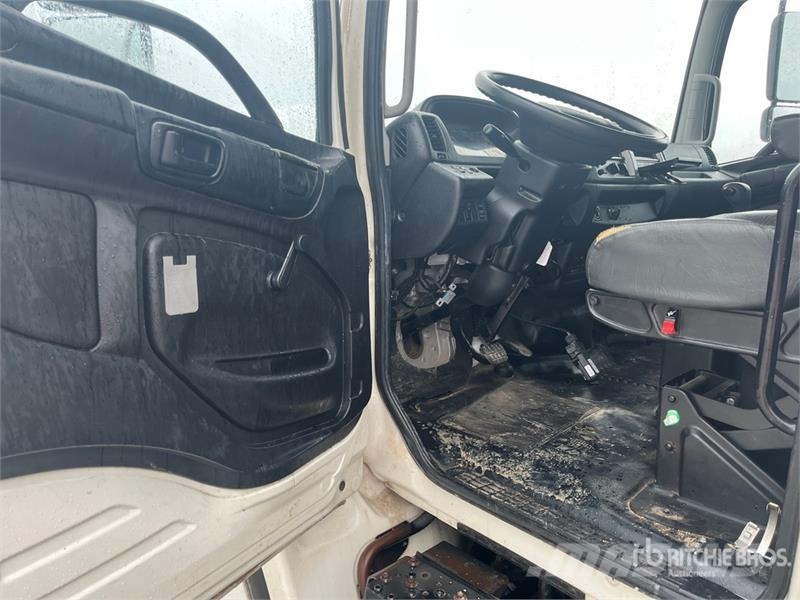 Hino 268 Camiões de caixa fechada