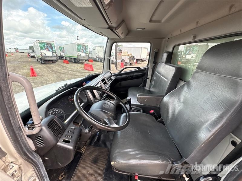 Hino 268 شاحنات ذات هيكل صندوقي