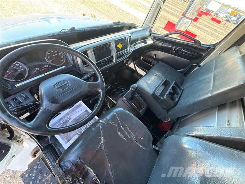 Hino 268 Camiones con caja de remolque