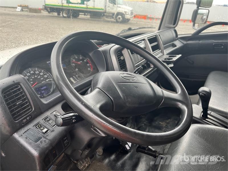 Hino 268 Camiões de caixa fechada