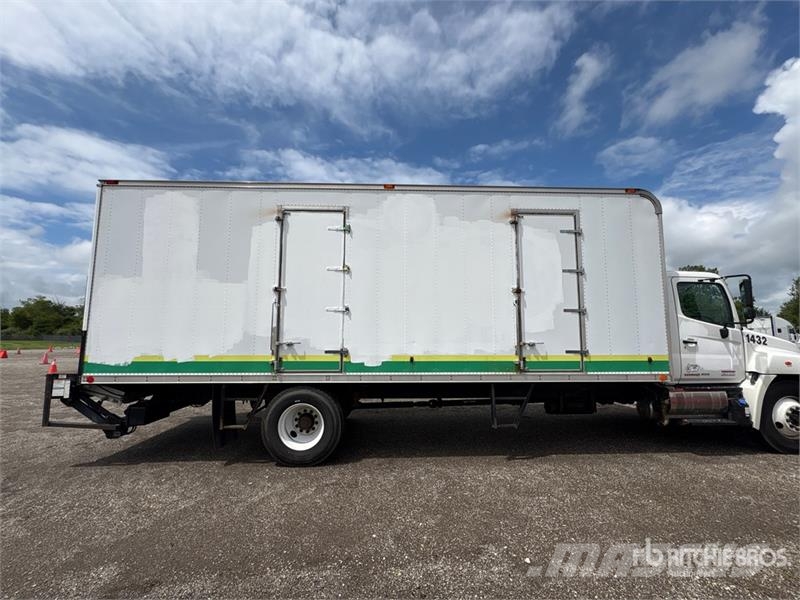 Hino 268 شاحنات ذات هيكل صندوقي
