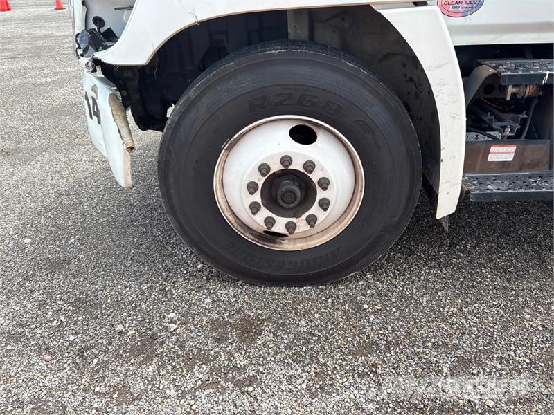 Hino 268 شاحنات ذات هيكل صندوقي