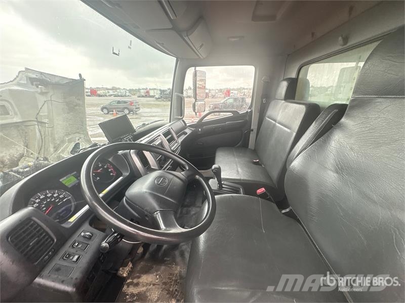 Hino 268 شاحنات ذات هيكل صندوقي