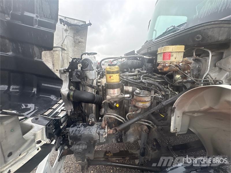 Hino 268 شاحنات ذات هيكل صندوقي