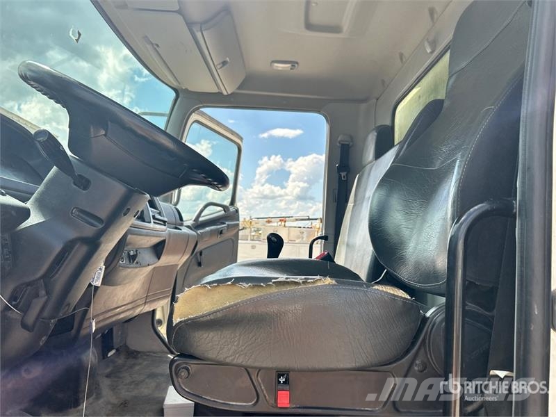 Hino 268 شاحنات ذات هيكل صندوقي