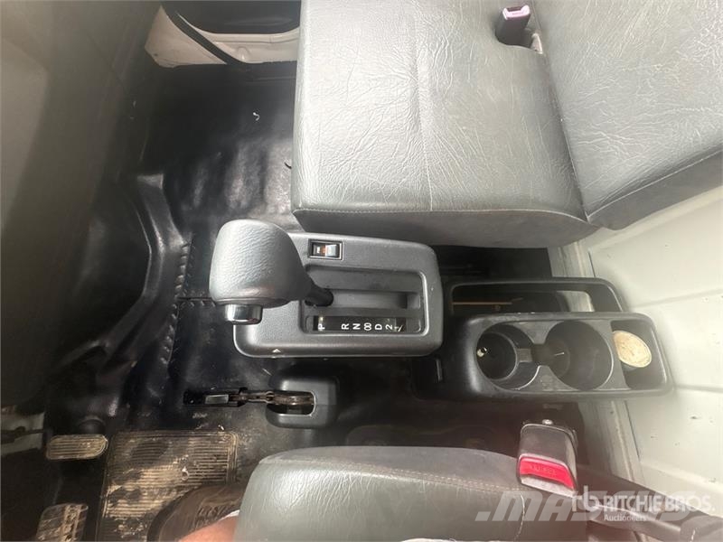 Hino 268 شاحنات ذات هيكل صندوقي