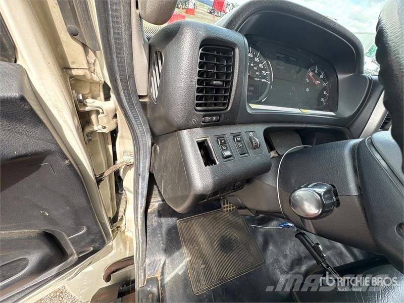 Hino 268 شاحنات ذات هيكل صندوقي