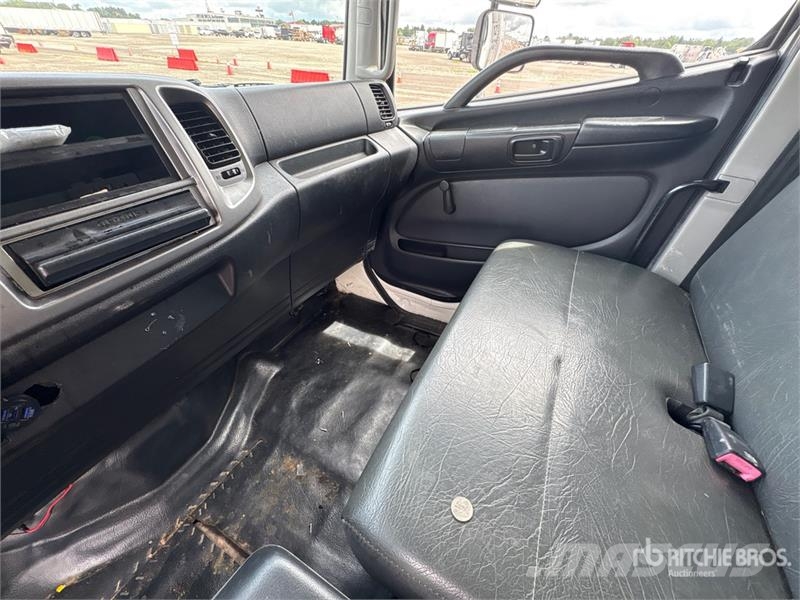 Hino 268 شاحنات ذات هيكل صندوقي