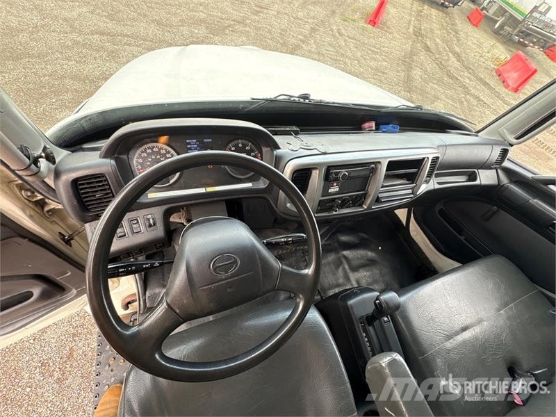 Hino 268 شاحنات ذات هيكل صندوقي